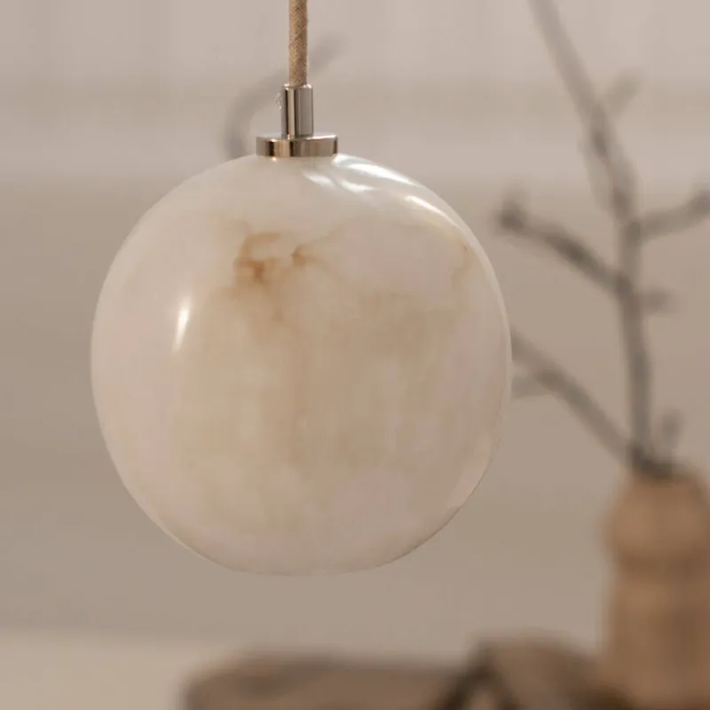 Taniej Embassy Interiors Lampa wisząca Selene śr. 16 cm alabastrowa mosiężne wykończenie