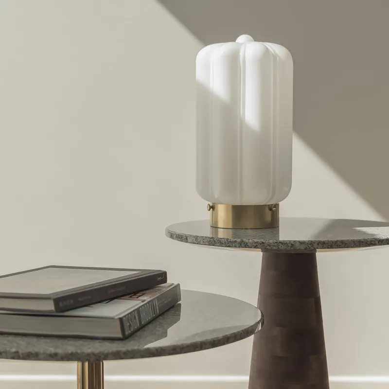 Embassy Interiors Szklana lampa stołowa Deco biała (opalowa) wys. 32,5 cm Szybka dostawa