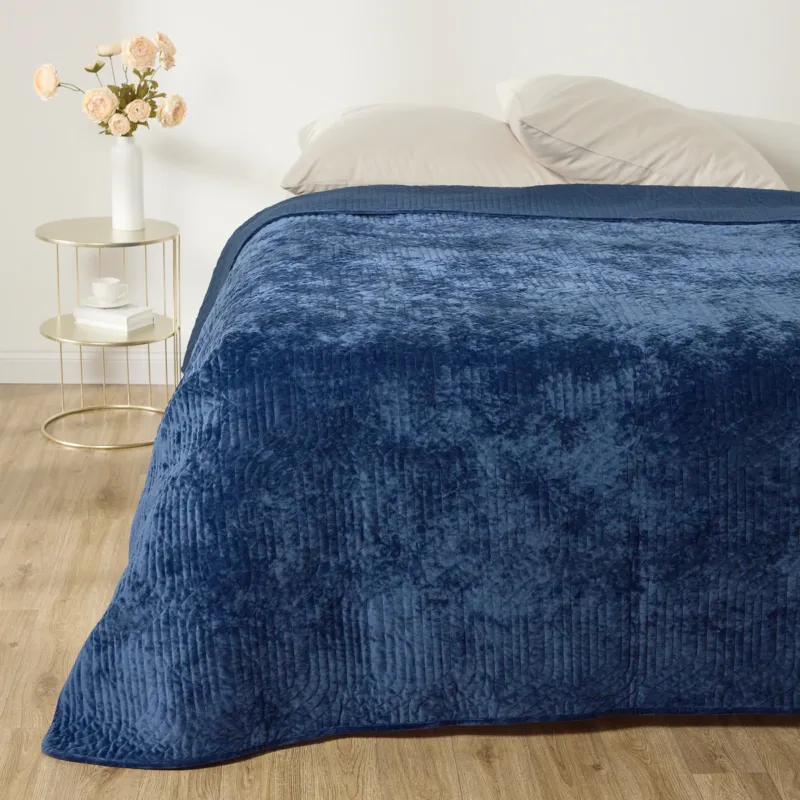 Jednokolorowa narzuta na łóżko z przeszywanym wzorem Savinea 200x220 cm - Promocja