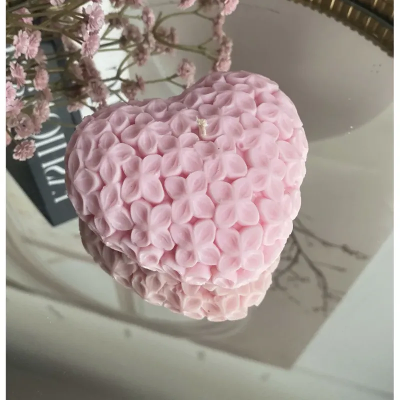 Świeca sojowa ekologiczna dekoracyjna "Flowers Heart" 98x42mm różowa - Darmowy zwrot