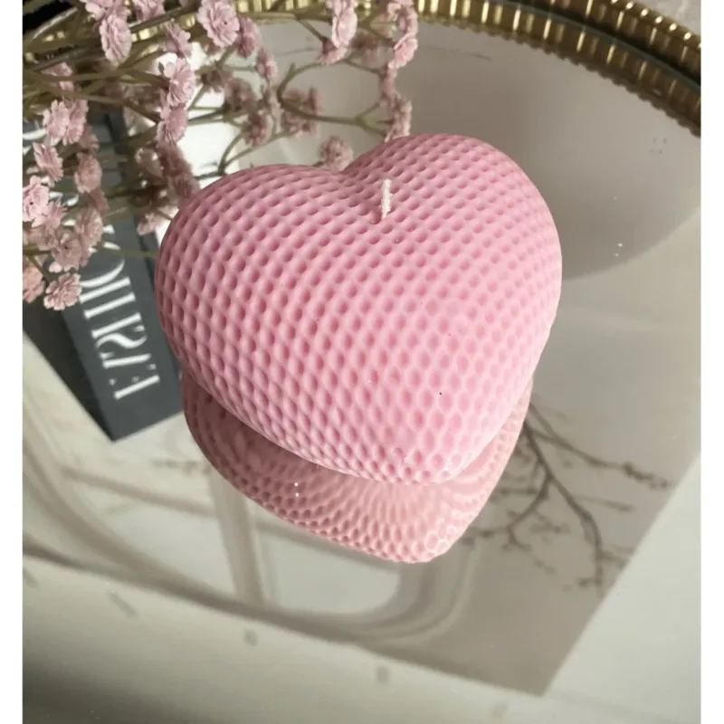 Dodaj do koszyka Świeca sojowa ekologiczna dekoracyjna "Sweet Heart" 98x40mm różowa -