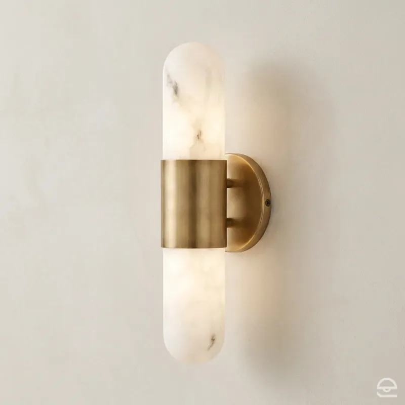 Oferta Ibiza Medium – kinkiet LED z efektem alabastru, klasyczny mosiądz