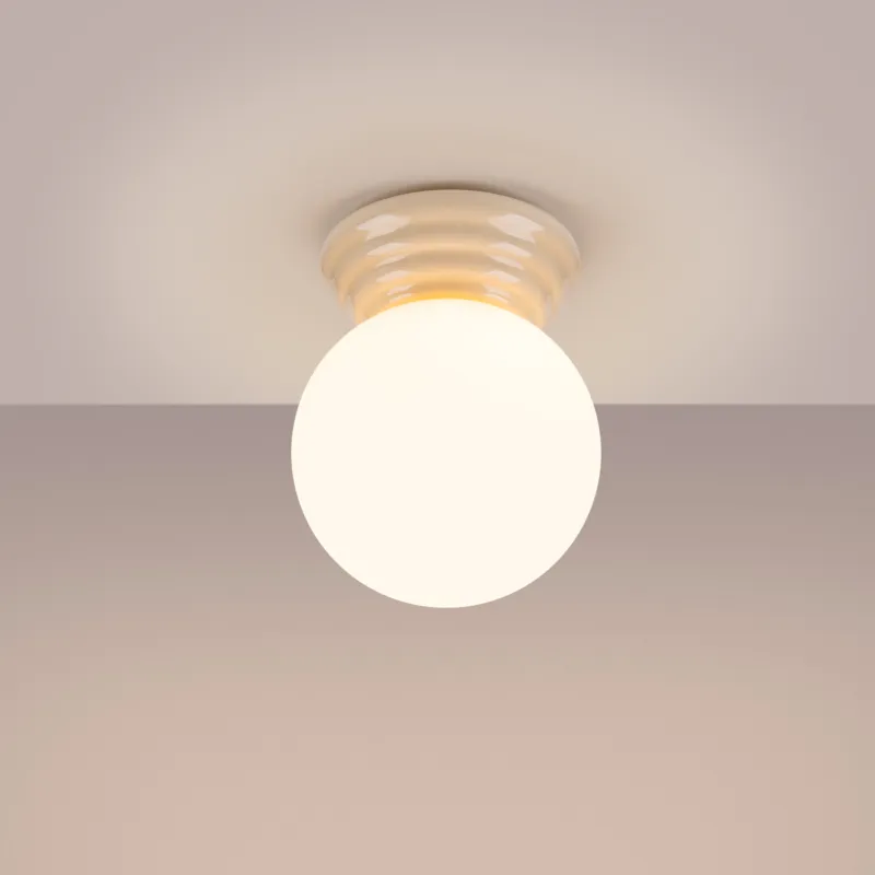 Jasnobeżowa lampa sufitowa Greta IP44 – mlecznobiały klosz kula Cena promocyjna