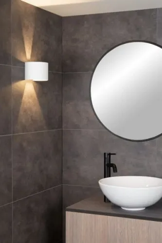 Bezpieczne zakupy Biały kinkiet walec łazienkowy z obustronnym światłem Lucide 69201/06/31 Axi LED 2x3,5W 2700K IP54