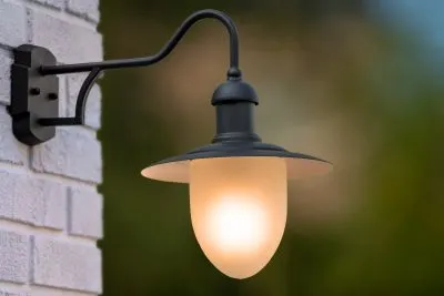Czarny klasyczny zewnętrzny kinkiet na elewację Lucide 11871/01/30 Aruba E27 IP44 Premium