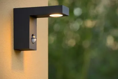 Antracytowa zewnętrzna lampa ścienna z czujnikiem ruchu i zmierzchu Lucide 28850/24/30 Texas LED 7W 3000K IP54 Hit cenowy