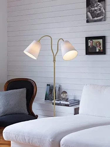Lampa podłogowa dwuramienna styl nowojorski białe materiałowe klosze podstawa w kolorze mosiądzu MarkSlojd 105274 Modena 152cm Łatwy zwrot