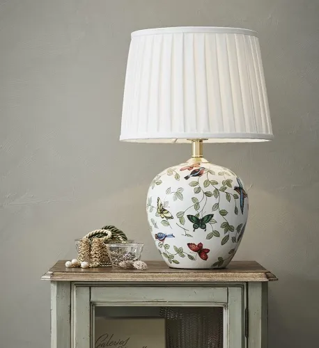 Lampa nocna ceramiczna biała z motywem natury i białym plisowanym abażurem z tkaniny MarkSlojd 107040 Mansion 45cm Zamów dziś